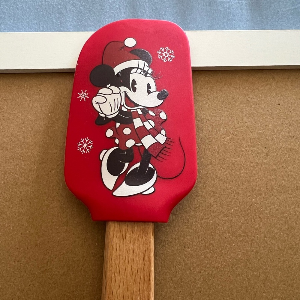 NWT Minnie Mouse Red Spatula with Wooden Handle
With Mikey Mouse cookie cutter